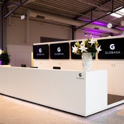 Ansprechender Counter in der Messehalle